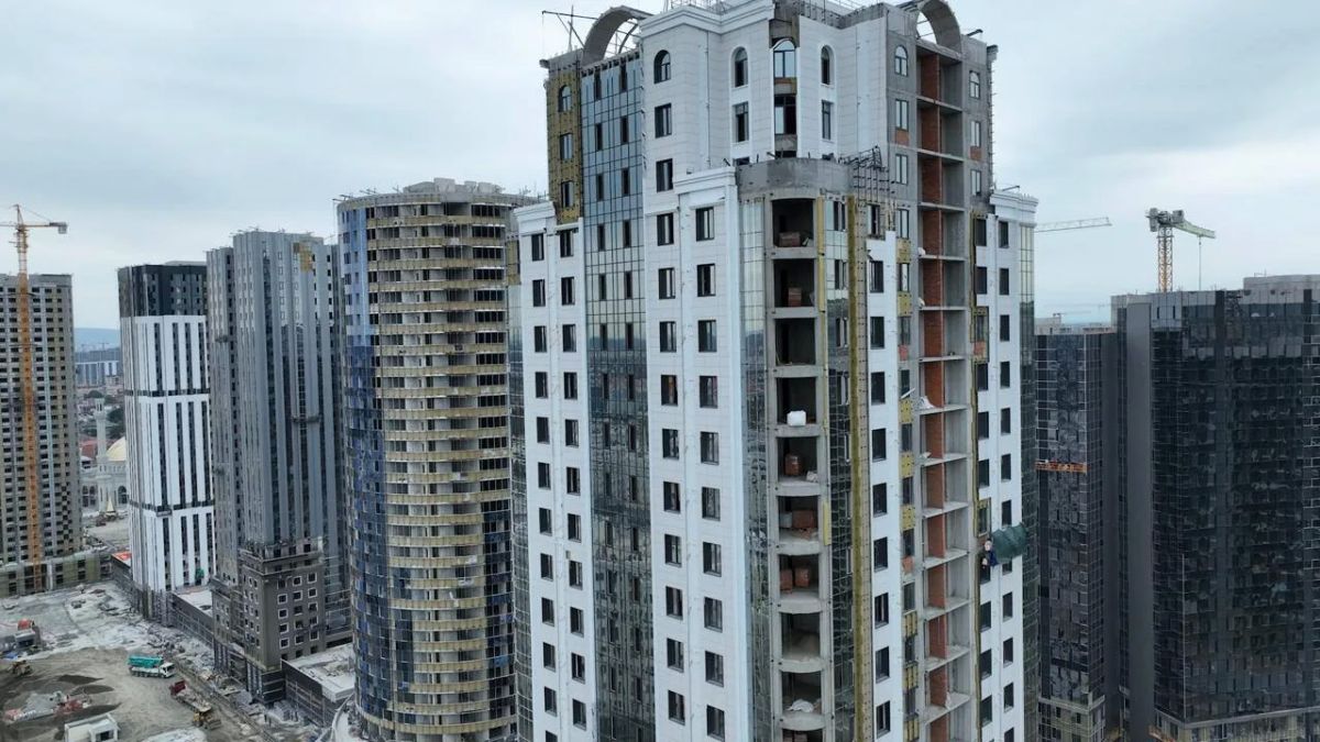 В Грозном, в районе имени Президента России Владимира Путина, близится к завершению процесс оформления фасадов многоквартирных домов В Грозном, в районе имени Президента России Владимира Путина, близится к завершению процесс оформления фасадов многоквартирных домов