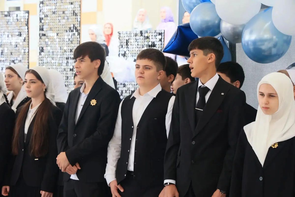 Главы МЧС России и Чеченской Республики поздравили первоклассников с Днем знаний Главы МЧС России и Чеченской Республики поздравили первоклассников с Днем знаний