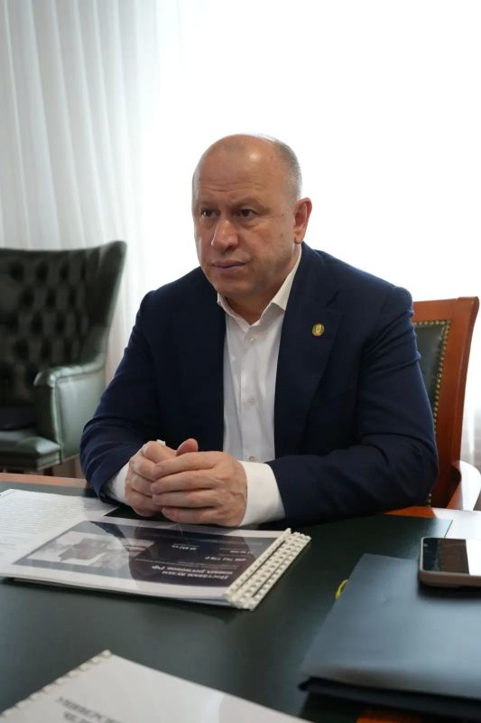 Дорогие друзья!. Сегодня Руководитель Администрации Главы и Правительства ЧР Галас Таймасханов провёл рабочую встречу с ректором Чеченского государственного университета им. А-Х.А. Кадырова Заурбеком Саидовым Дорогие друзья!. Сегодня Руководитель Администрации Главы и Правительства ЧР Галас Таймасханов провёл рабочую встречу с ректором Чеченского государственного университета им. А-Х.А. Кадырова Заурбеком Саидовым