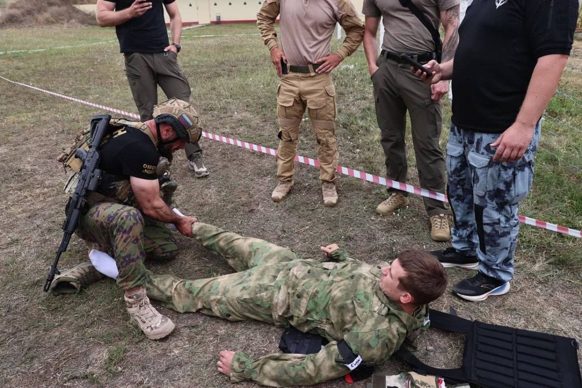 Заместитель командира роты ОМОН «АХМАТ-1» майор полиции Лом-Али Ильясов и заместитель командира взвода ОМОН «АХМАТ-Грозный» лейтенант полиции Росланбек Азимов успешно прошли квалификационные испытания и удостоены права... Заместитель командира роты ОМОН «АХМАТ-1» майор полиции Лом-Али Ильясов и заместитель командира взвода ОМОН «АХМАТ-Грозный» лейтенант полиции Росланбек Азимов успешно прошли квалификационные испытания и удостоены права...