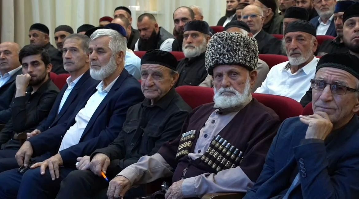 Во Дворце культуры Ножай-Юртовского района прошла встреча с населением Во Дворце культуры Ножай-Юртовского района прошла встреча с населением