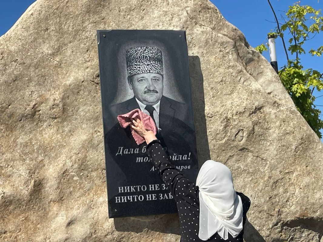«Сохраним память»: в ЧР привели в порядок мемориалы и братские захоронения «Сохраним память»: в ЧР привели в порядок мемориалы и братские захоронения