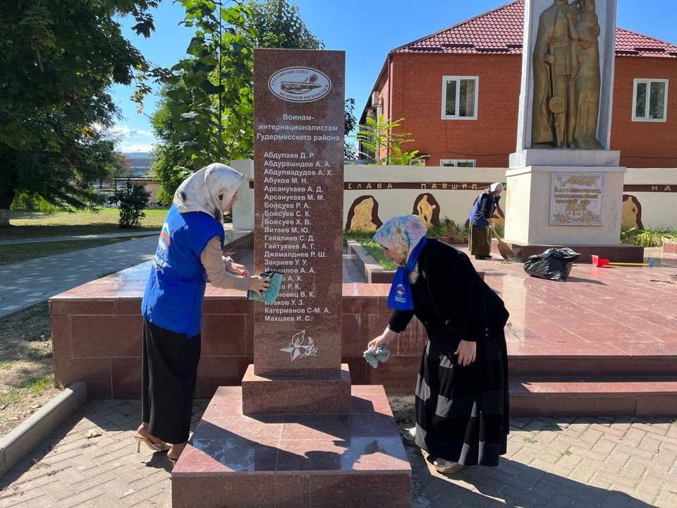 «Сохраним память»: в ЧР привели в порядок мемориалы и братские захоронения «Сохраним память»: в ЧР привели в порядок мемориалы и братские захоронения