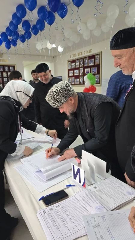 На УИК Ахмат-Юрта также проголосовал Магомед Абдулхамидович Кадыров - брат Первого Президента ЧР, Героя России Ахмата-Хаджи Кадырова