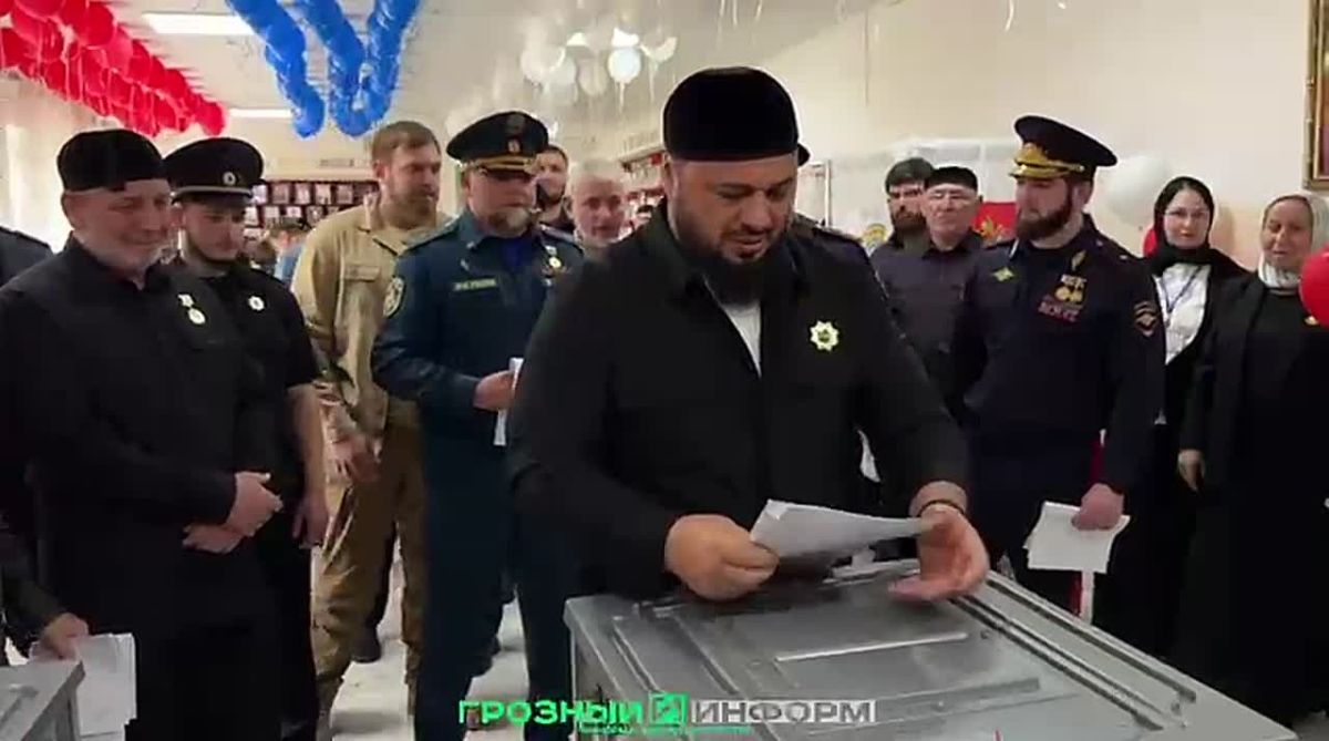 Члены Правительства Чеченской Республики, а также руководители министерств и ведомств посетили избирательные участки, чтобы принять участие в многоуровневых выборах