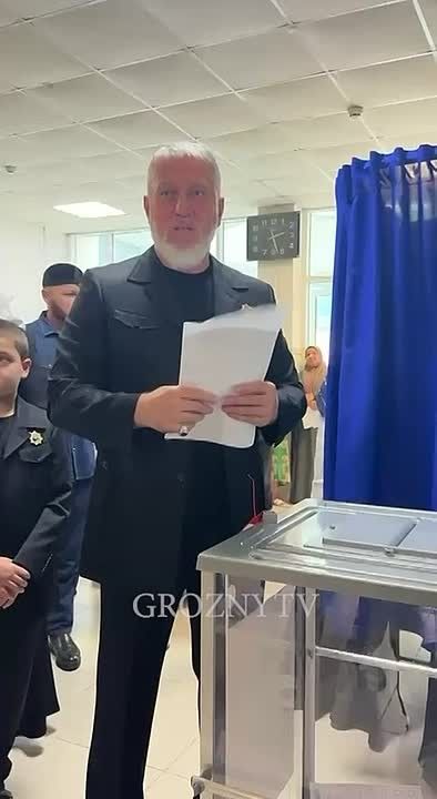 Советник Главы ЧР, депутат Госдумы РФ Адам Делимханов и начальник Управления Росгвардии по ЧР, Герой России генерал-лейтенант Шарип Делимханов проголосовали на выборах