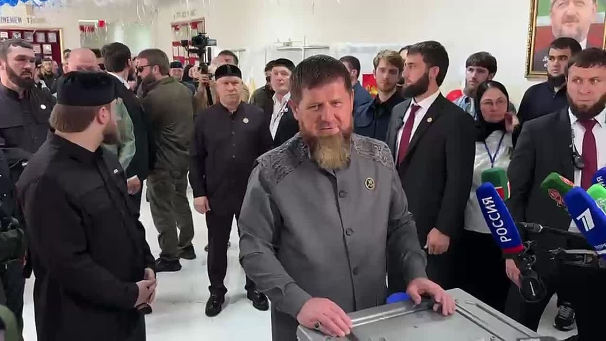 Глава Чеченской Республики, Член Высшего совета Партии "Единая Россия", Член Президиума Регионального политического совета Чеченского регионального отделения Партии «Единая Россия» Рамзан Кадыров вместе с матерью Аймани...