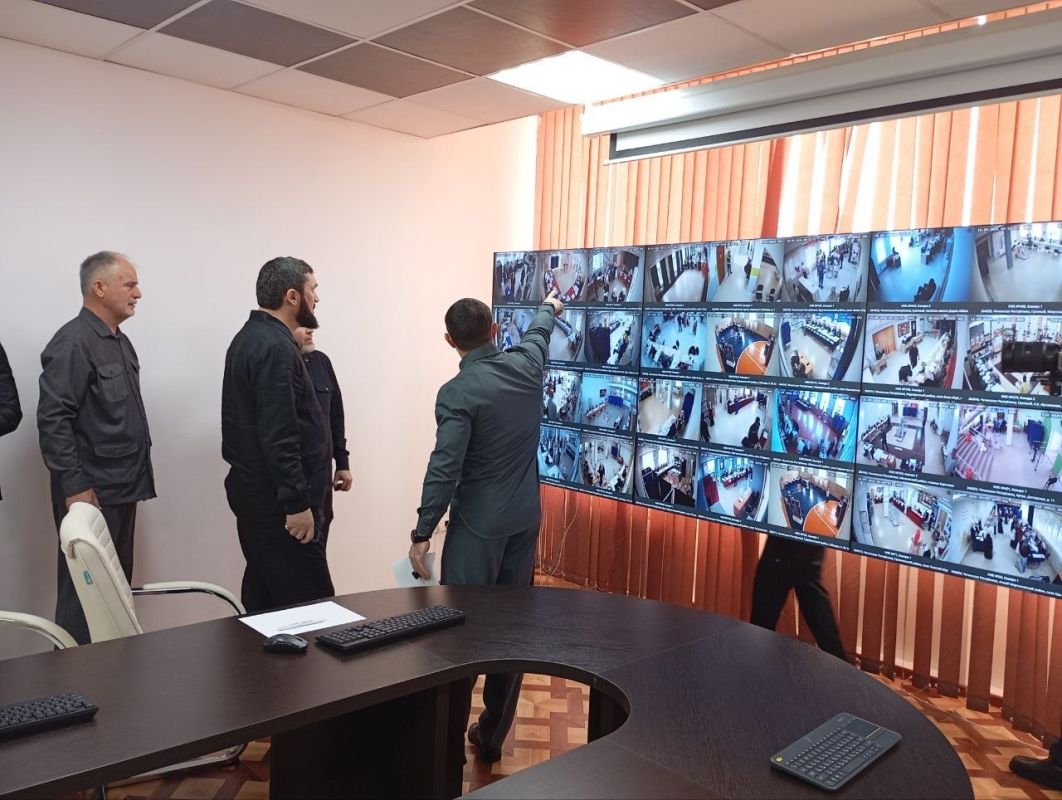 Председатель Правительства Чеченской Республики Магомед Даудов проверил работу Центра общественного наблюдения Председатель Правительства Чеченской Республики Магомед Даудов проверил работу Центра общественного наблюдения