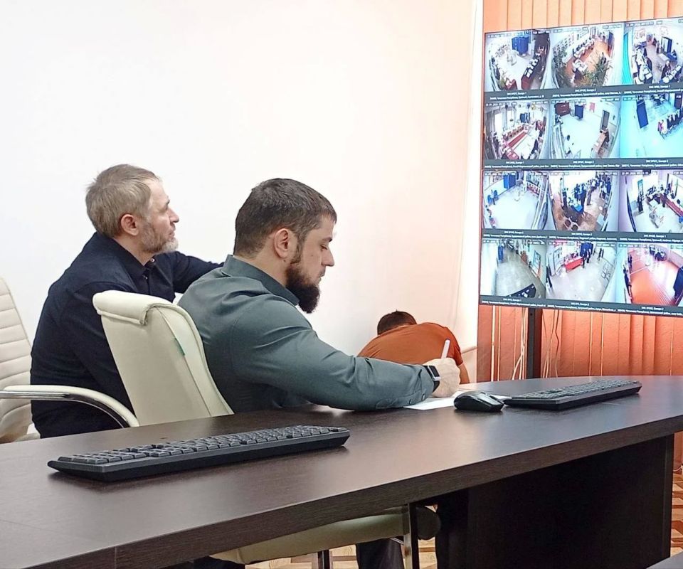Заместитель Председателя Правительства Чеченской Республики - министр ЧР по национальной политике, внешним связям, печати и информации Ахмед Дудаев проверил работу Центра общественного наблюдения Заместитель Председателя Правительства Чеченской Республики - министр ЧР по национальной политике, внешним связям, печати и информации Ахмед Дудаев проверил работу Центра общественного наблюдения