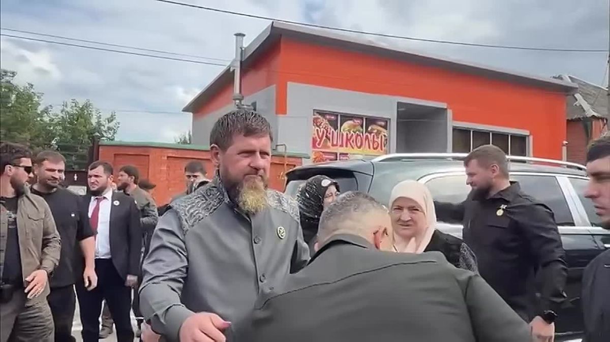 Глава Чеченской Республики Рамзан Кадыров вместе с семьей проголосовал на избирательном участке своего родового села Ахмат-Юрт