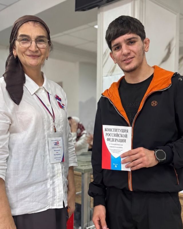 18-летним жителям Чеченской Республики, которые впервые принимают участие в выборах, вручают памятные подарки, сообщили в Избирательной комиссии ЧР 18-летним жителям Чеченской Республики, которые впервые принимают участие в выборах, вручают памятные подарки, сообщили в Избирательной комиссии ЧР