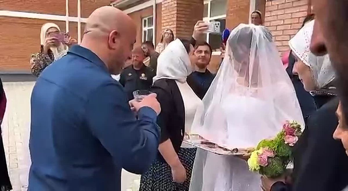 В СОШ N°1 им. А.А. Кадырова в с. Знаменское Надтеречного района невеста прямо в день своего бракосочетания приняла участие в многоуровневых выборах