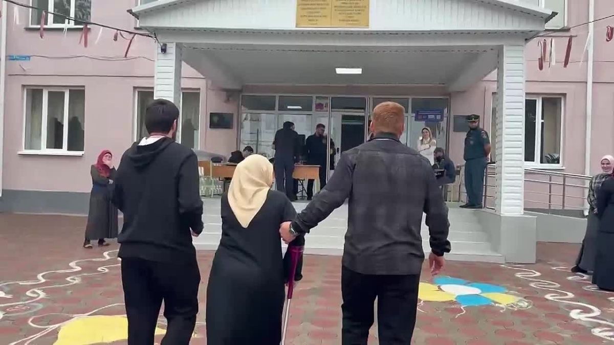 В дни голосования волонтёры проекта «Волонтёры на выборах», присоединившиеся через платформу Добро.рф, помогают пожилым и маломобильным избирателям на участках