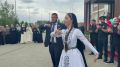 Поздравить женщин с Днем чеченской женщины на избирательный участок пришел и мэр Аргуна Арби Масаев
