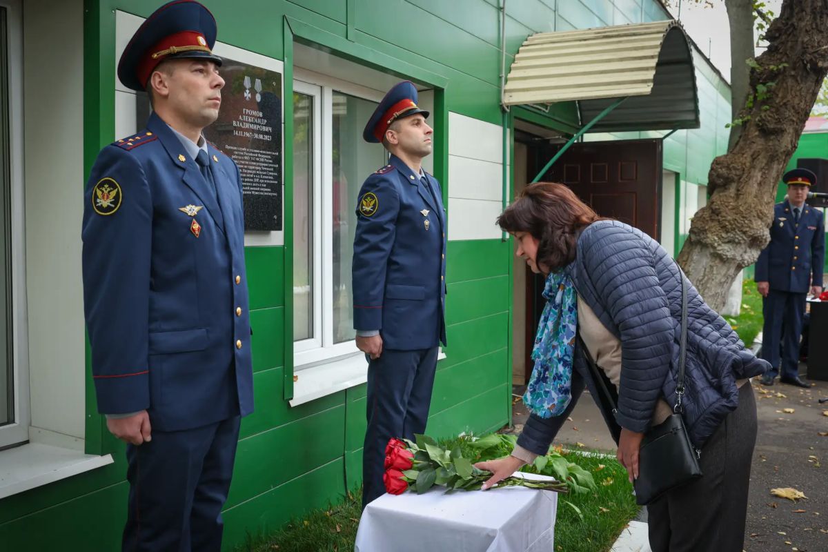 В Управлении автотранспорта ФСИН России открыта мемориальная доска работнику УИС, погибшему в ходе специальной военной операции В Управлении автотранспорта ФСИН России открыта мемориальная доска работнику УИС, погибшему в ходе специальной военной операции
