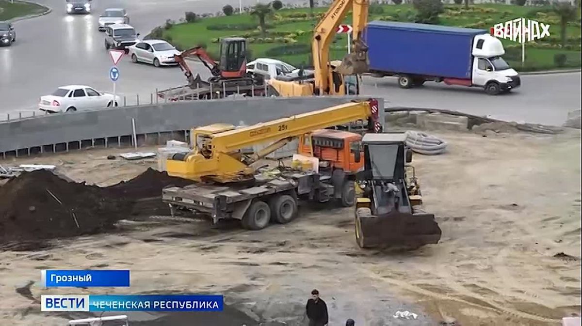 Глава Чечни Рамзан Кадыров осмотрел ход строительства мечети имени Зелимхана Кадырова в новом районе Грозного имени президента РФ Владимира Путина, а также транспортной развязки в столице региона