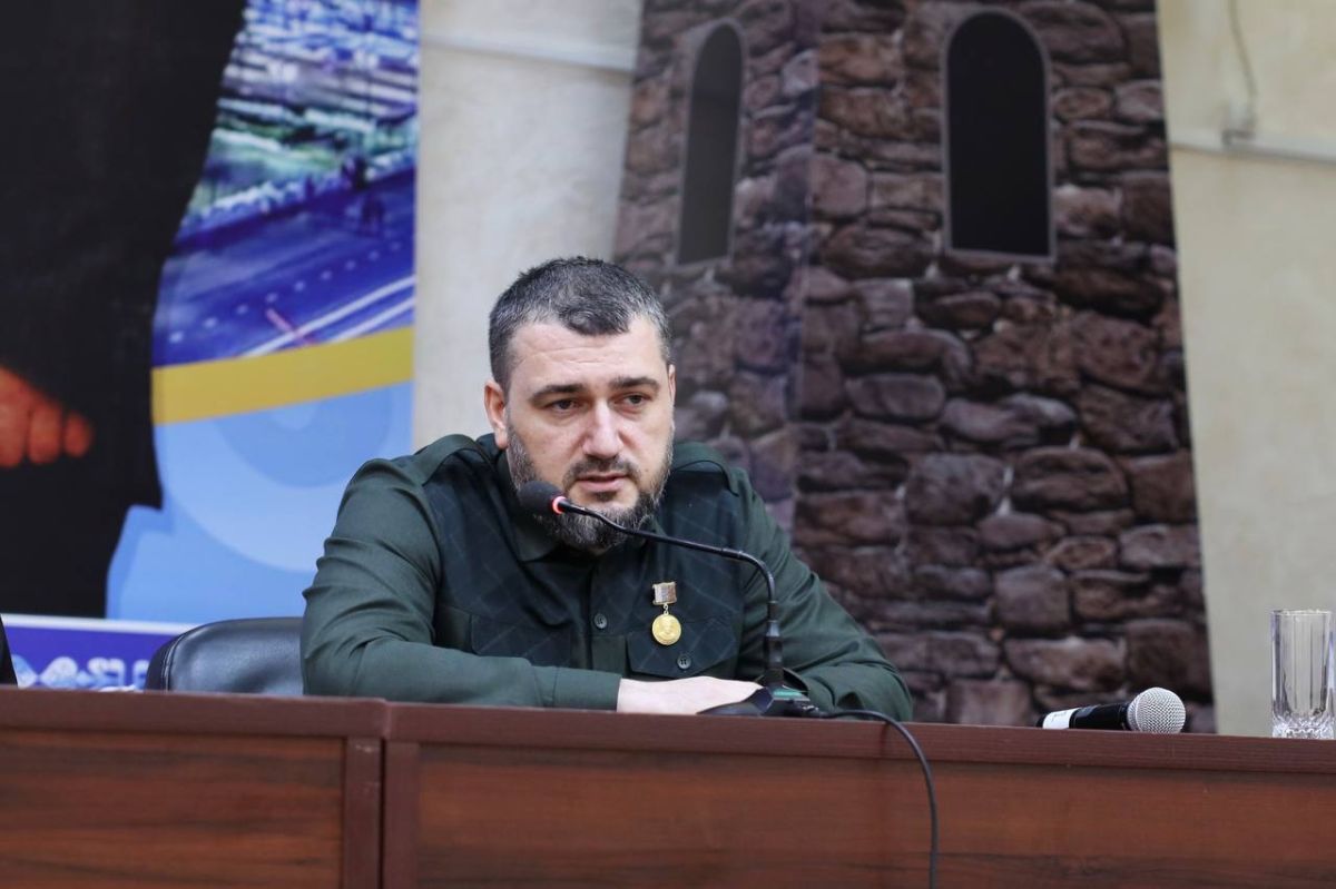 Председатель Правительства Чеченской Республики Магомед Даудов представил коллективу Министерства Чеченской Республики по национальной политике, внешним связям, печати и информации исполняющего обязанности министра Ильмана... Председатель Правительства Чеченской Республики Магомед Даудов представил коллективу Министерства Чеченской Республики по национальной политике, внешним связям, печати и информации исполняющего обязанности министра Ильмана...