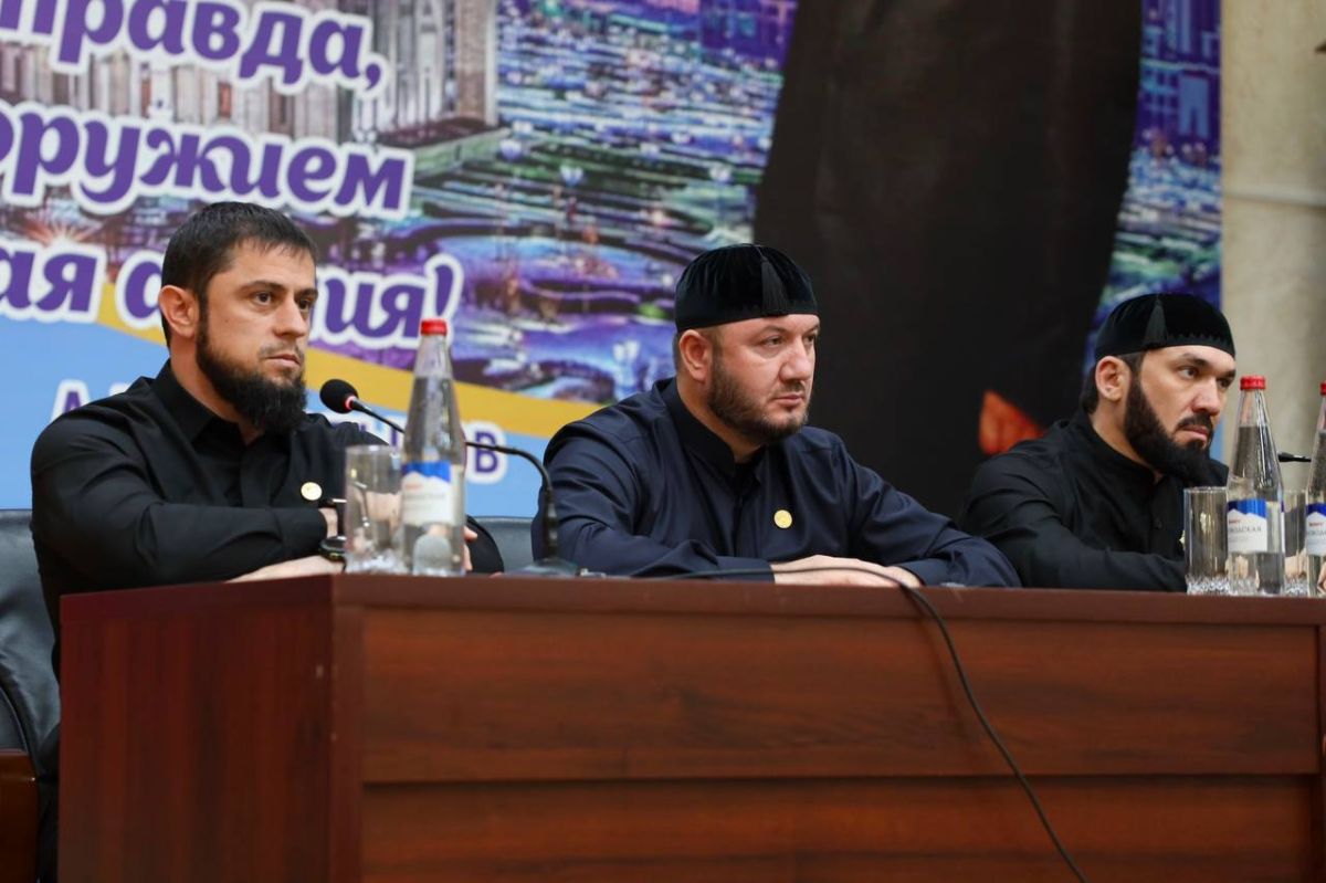 Председатель Правительства Чеченской Республики Магомед Даудов представил коллективу Министерства Чеченской Республики по национальной политике, внешним связям, печати и информации исполняющего обязанности министра Ильмана... Председатель Правительства Чеченской Республики Магомед Даудов представил коллективу Министерства Чеченской Республики по национальной политике, внешним связям, печати и информации исполняющего обязанности министра Ильмана...