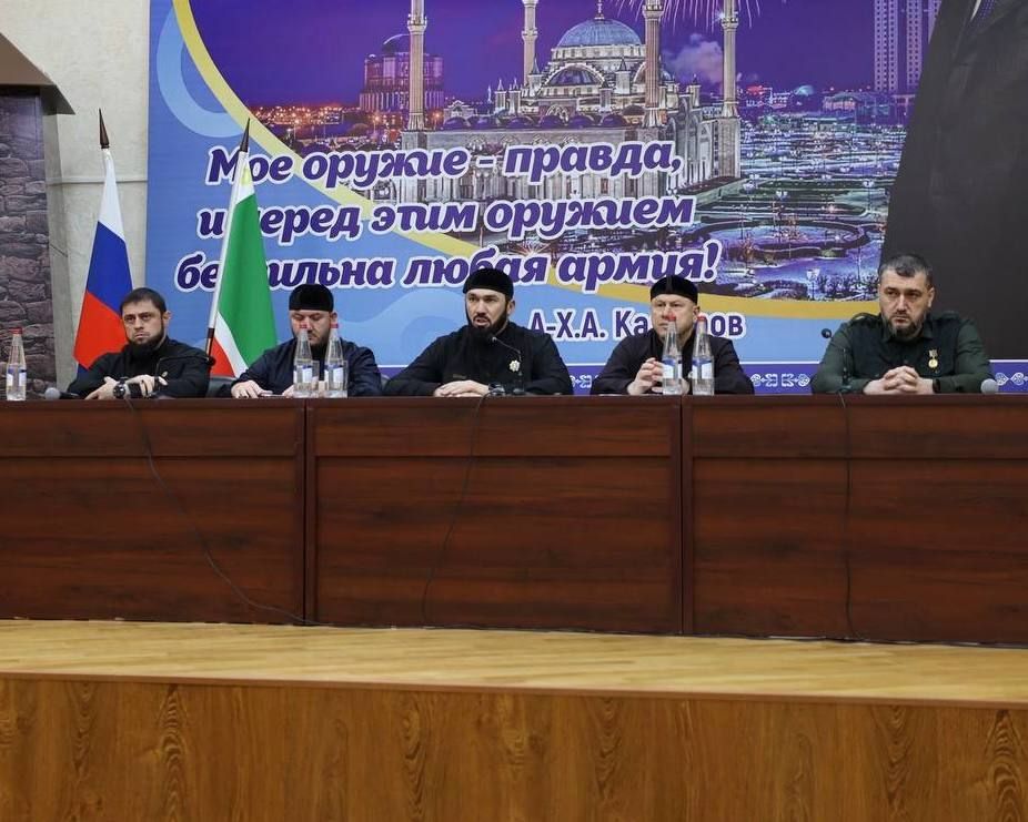 Председатель Правительства Чеченской Республики Магомед Даудов представил коллективу Министерства Чеченской Республики по национальной политике, внешним связям, печати и информации исполняющего обязанности министра Ильмана... Председатель Правительства Чеченской Республики Магомед Даудов представил коллективу Министерства Чеченской Республики по национальной политике, внешним связям, печати и информации исполняющего обязанности министра Ильмана...