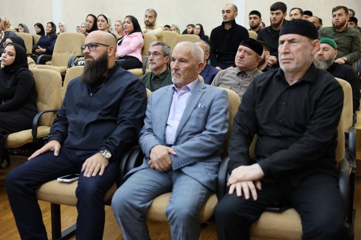 Председатель Правительства Чеченской Республики Магомед Даудов представил коллективу Министерства Чеченской Республики по национальной политике, внешним связям, печати и информации исполняющего обязанности министра Ильмана... Председатель Правительства Чеченской Республики Магомед Даудов представил коллективу Министерства Чеченской Республики по национальной политике, внешним связям, печати и информации исполняющего обязанности министра Ильмана...