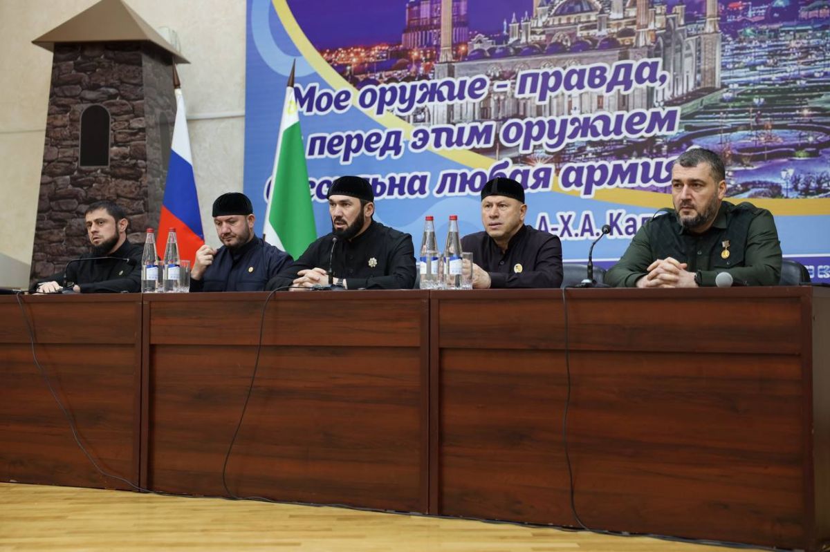Председатель Правительства Чеченской Республики Магомед Даудов представил коллективу Министерства Чеченской Республики по национальной политике, внешним связям, печати и информации исполняющего обязанности министра Ильмана... Председатель Правительства Чеченской Республики Магомед Даудов представил коллективу Министерства Чеченской Республики по национальной политике, внешним связям, печати и информации исполняющего обязанности министра Ильмана...