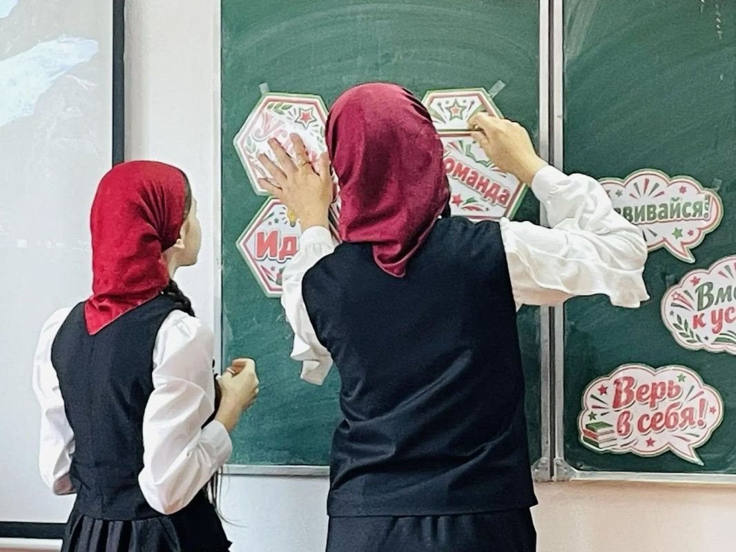 Полупустые кабинеты. Тишина такая, что звонку не нужно никого перекрикивать, – не совсем то, что можно ассоциировать со школой Полупустые кабинеты. Тишина такая, что звонку не нужно никого перекрикивать, – не совсем то, что можно ассоциировать со школой