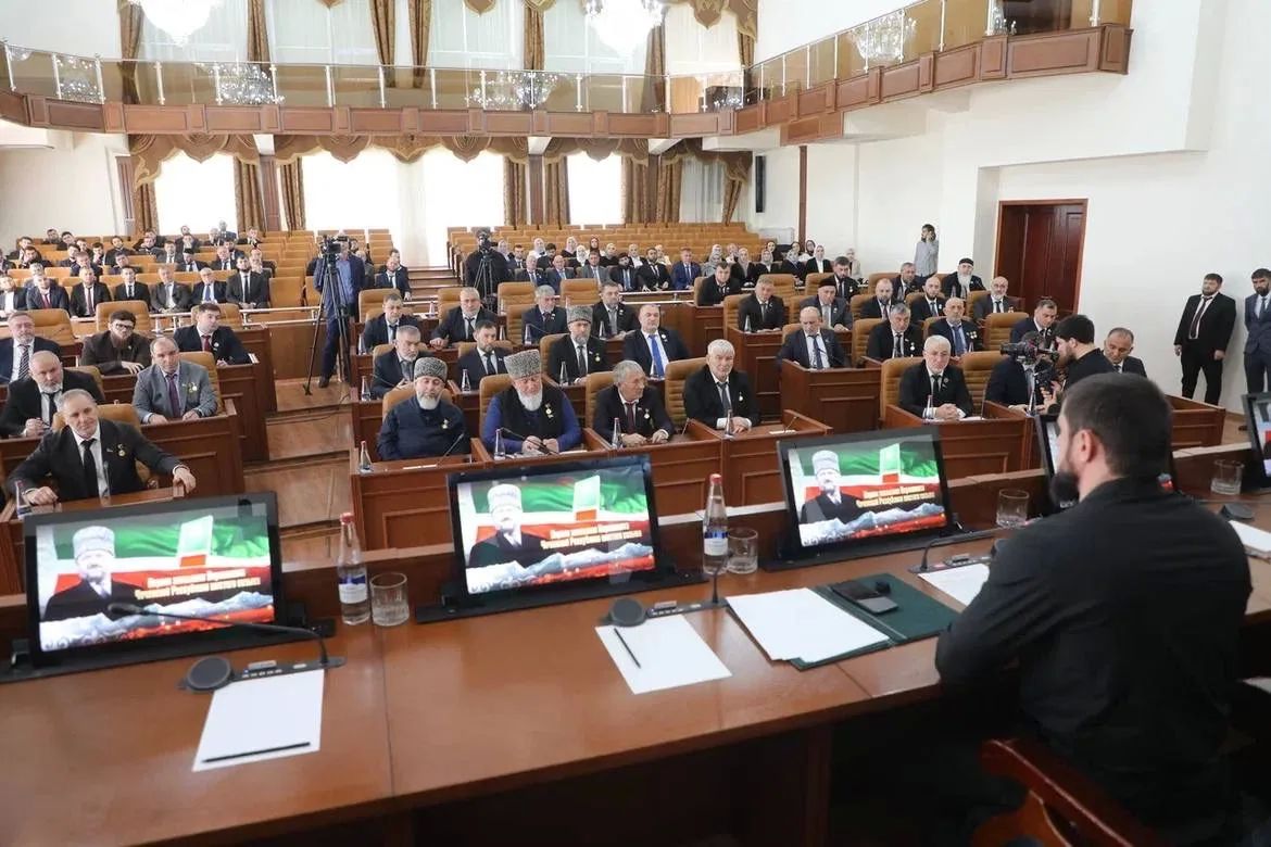 Председатель Парламента Чеченской Республики Ахмед Дудаев провёл вторую часть первого заседания высшего законодательного органа шестого созыва Председатель Парламента Чеченской Республики Ахмед Дудаев провёл вторую часть первого заседания высшего законодательного органа шестого созыва