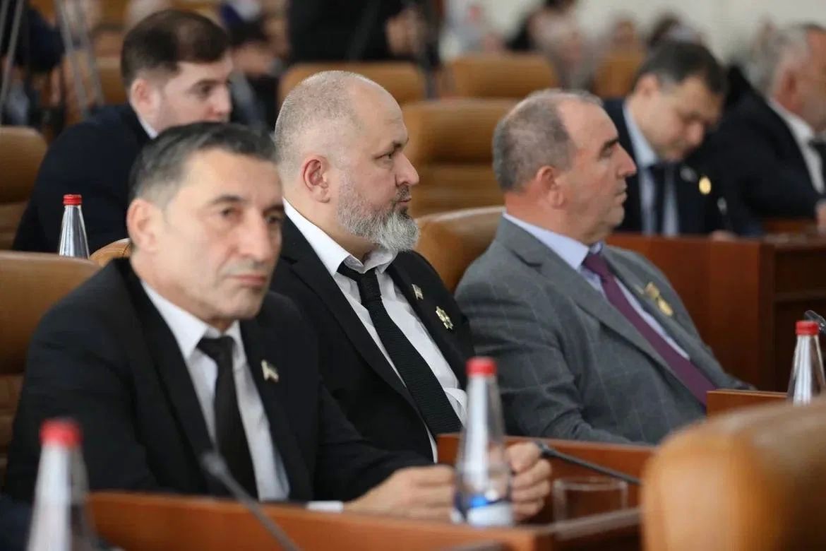 Председатель Парламента Чеченской Республики Ахмед Дудаев провёл вторую часть первого заседания высшего законодательного органа шестого созыва Председатель Парламента Чеченской Республики Ахмед Дудаев провёл вторую часть первого заседания высшего законодательного органа шестого созыва