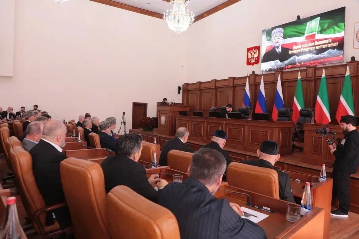 Председатель Парламента Чеченской Республики Ахмед Дудаев провёл вторую часть первого заседания высшего законодательного органа шестого созыва Председатель Парламента Чеченской Республики Ахмед Дудаев провёл вторую часть первого заседания высшего законодательного органа шестого созыва