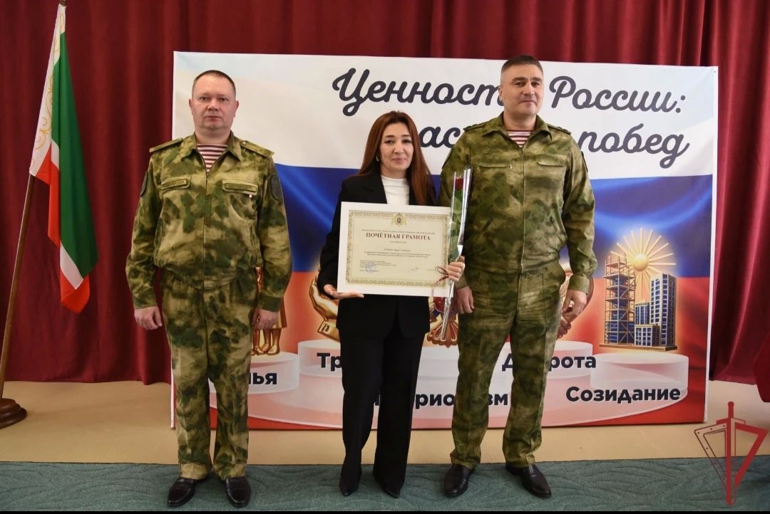 В Грозном наградили работников ведомственных образовательных учреждений Росгвардии В Грозном наградили работников ведомственных образовательных учреждений Росгвардии