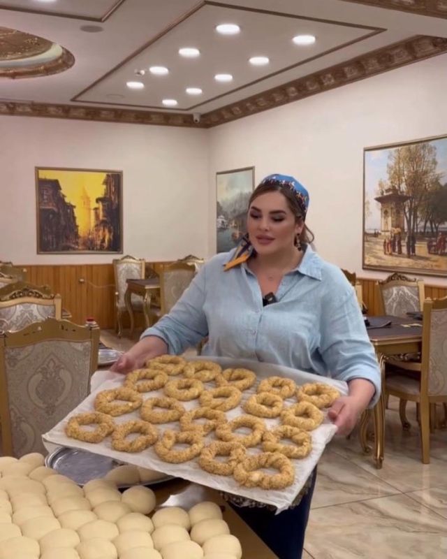 Прогулка по новому пешеходному бульвару имени Первого Президента ЧР, Героя России Ахмата-Хаджи Кадырова в новом районе Путина в Грозном, грандиозное открытие которое состоялось 7 октября, для многих гостей началась с угощения Прогулка по новому пешеходному бульвару имени Первого Президента ЧР, Героя России Ахмата-Хаджи Кадырова в новом районе Путина в Грозном, грандиозное открытие которое состоялось 7 октября, для многих гостей началась с угощения