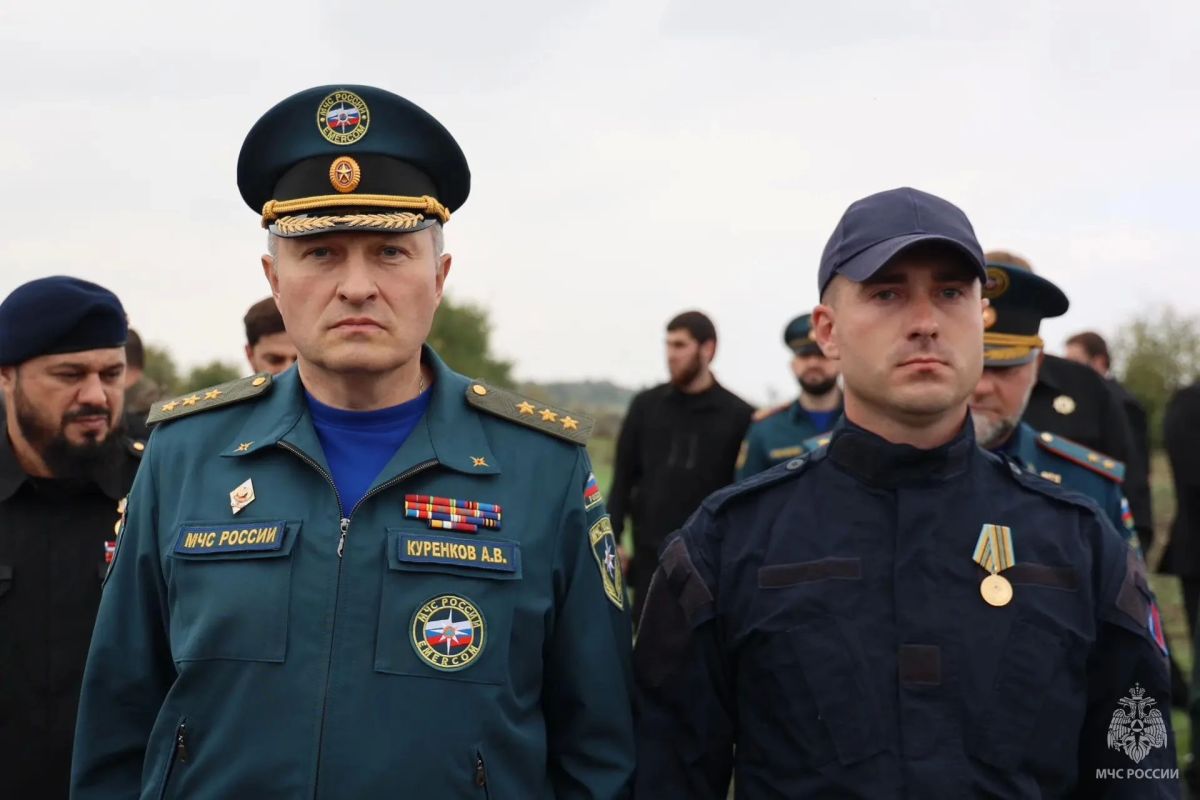 Глава МЧС России вручил награды пиротехникам, выполняющим задачи в Чеченской Республике Глава МЧС России вручил награды пиротехникам, выполняющим задачи в Чеченской Республике