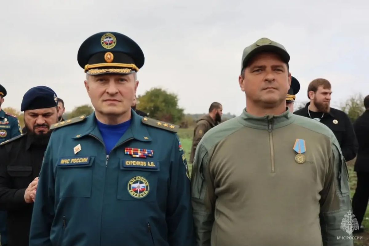 Министр Российской Федерации по делам гражданской обороны, чрезвычайным ситуациям и ликвидации последствий стихийных бедствий Александр Куренков в ходе рабочего визита в Чеченскую Республику вручил ведомственные награды... Министр Российской Федерации по делам гражданской обороны, чрезвычайным ситуациям и ликвидации последствий стихийных бедствий Александр Куренков в ходе рабочего визита в Чеченскую Республику вручил ведомственные награды...