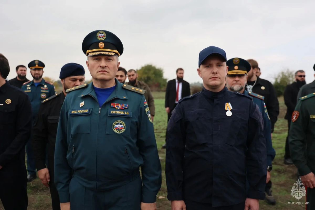Глава МЧС России вручил награды пиротехникам, выполняющим задачи в Чеченской Республике Глава МЧС России вручил награды пиротехникам, выполняющим задачи в Чеченской Республике
