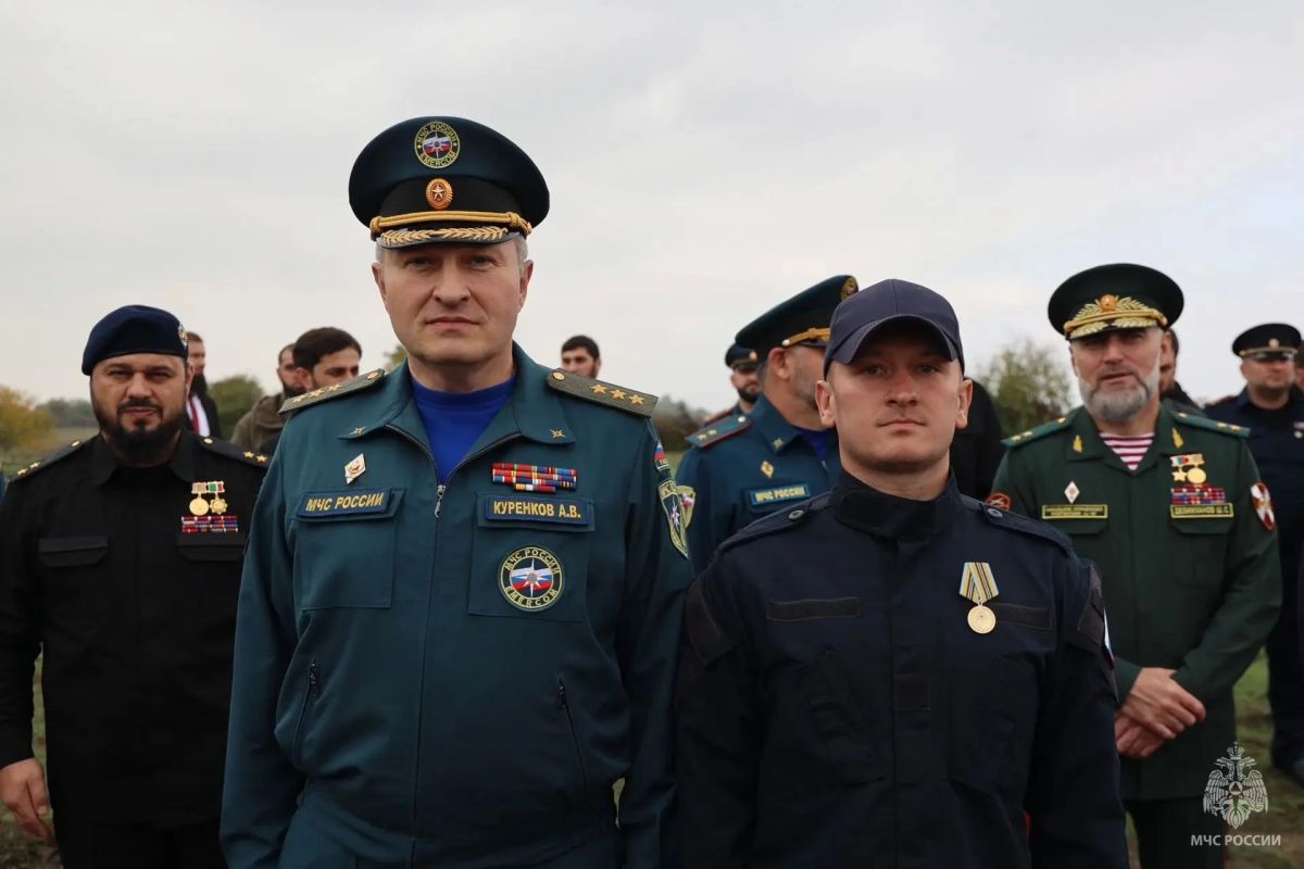 Глава МЧС России вручил награды пиротехникам, выполняющим задачи в Чеченской Республике Глава МЧС России вручил награды пиротехникам, выполняющим задачи в Чеченской Республике