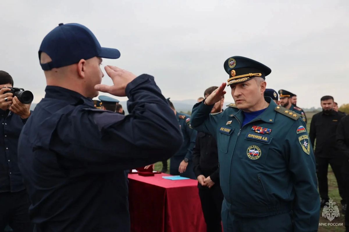 Глава МЧС России вручил награды пиротехникам, выполняющим задачи в Чеченской Республике Глава МЧС России вручил награды пиротехникам, выполняющим задачи в Чеченской Республике