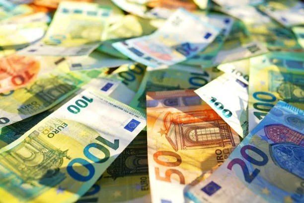 Евро дешевеет на фоне протестов во Франции