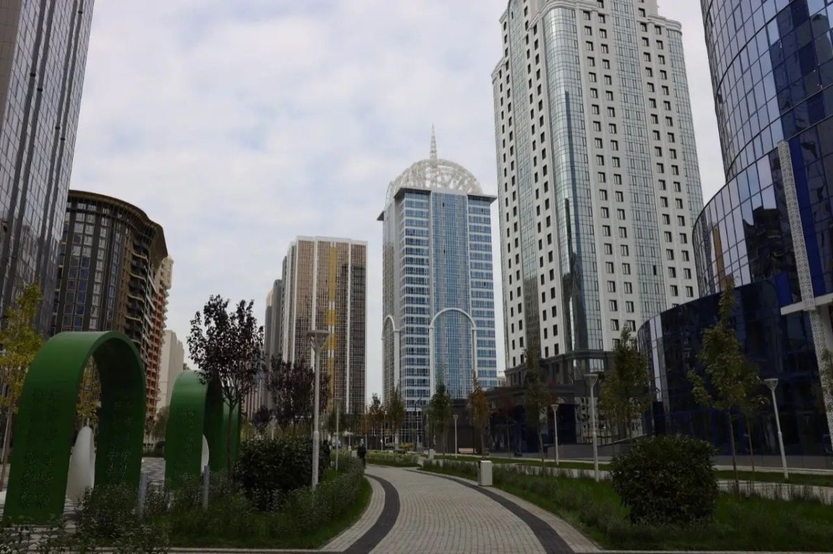 В том самом Грозном городе расширяются маршруты для прогулок без участия шумных автомобилей и узких неудобных пространств В том самом Грозном городе расширяются маршруты для прогулок без участия шумных автомобилей и узких неудобных пространств