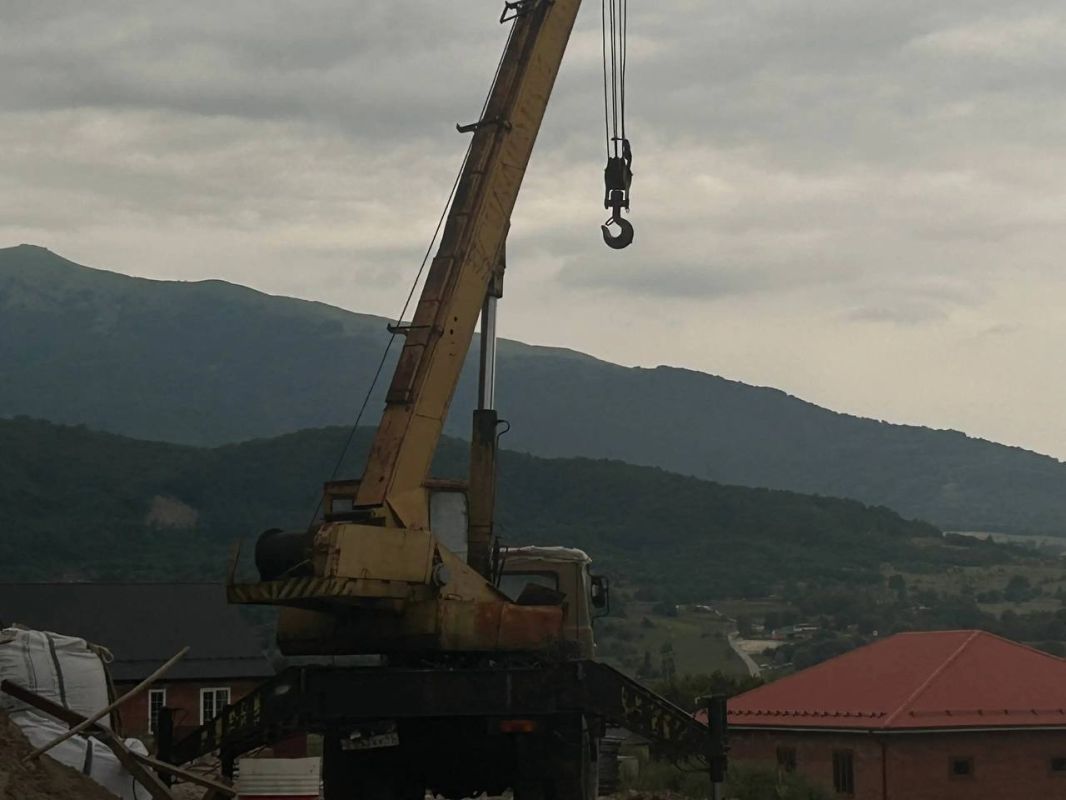 В Шатойском районе проводится капитальный ремонт районного Дома культуры, сообщил глава района Руслан Акаев.