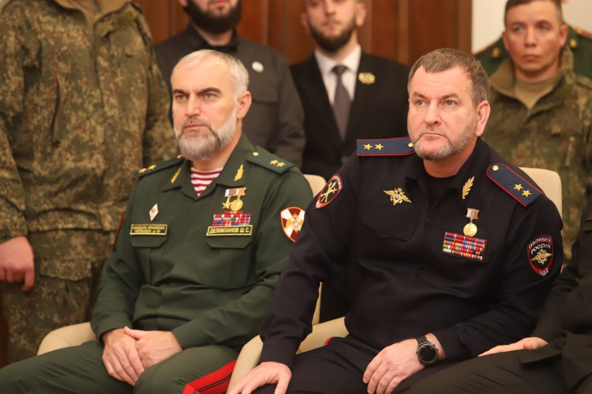 В Грозном состоялась торжественная церемония передачи медали «Золотая Звезда» матери погибшего при исполнении воинского долга старшего лейтенанта Зелимхана Батукаева, удостоенного звания Героя Российской Федерации посмертно В Грозном состоялась торжественная церемония передачи медали «Золотая Звезда» матери погибшего при исполнении воинского долга старшего лейтенанта Зелимхана Батукаева, удостоенного звания Героя Российской Федерации посмертно