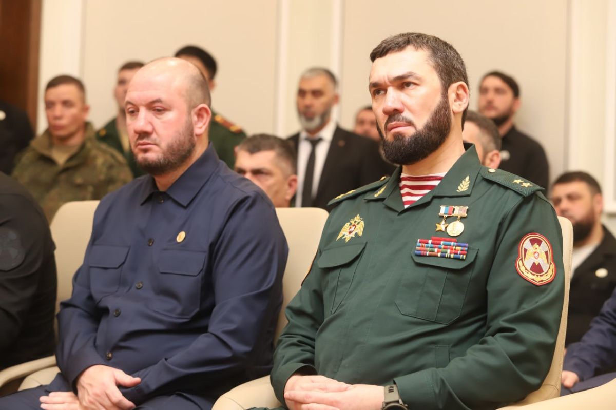 В Грозном состоялась торжественная церемония передачи медали «Золотая Звезда» матери погибшего при исполнении воинского долга старшего лейтенанта Зелимхана Батукаева, удостоенного звания Героя Российской Федерации посмертно В Грозном состоялась торжественная церемония передачи медали «Золотая Звезда» матери погибшего при исполнении воинского долга старшего лейтенанта Зелимхана Батукаева, удостоенного звания Героя Российской Федерации посмертно