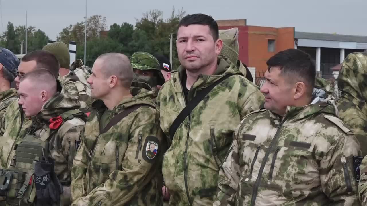 Очередная группа добровольцев отправилась из международного аэропорта Грозного имени Ахмата-Хаджи Кадырова в зону проведения специальной военной операции