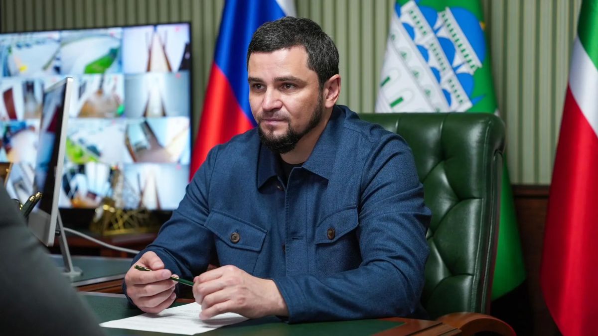 Мэр Грозного Хас-Магомед Кадыров провёл рабочую встречу с Министром строительства и жилищно-коммунального хозяйства ЧР Муслимом Зайпуллаевым Мэр Грозного Хас-Магомед Кадыров провёл рабочую встречу с Министром строительства и жилищно-коммунального хозяйства ЧР Муслимом Зайпуллаевым